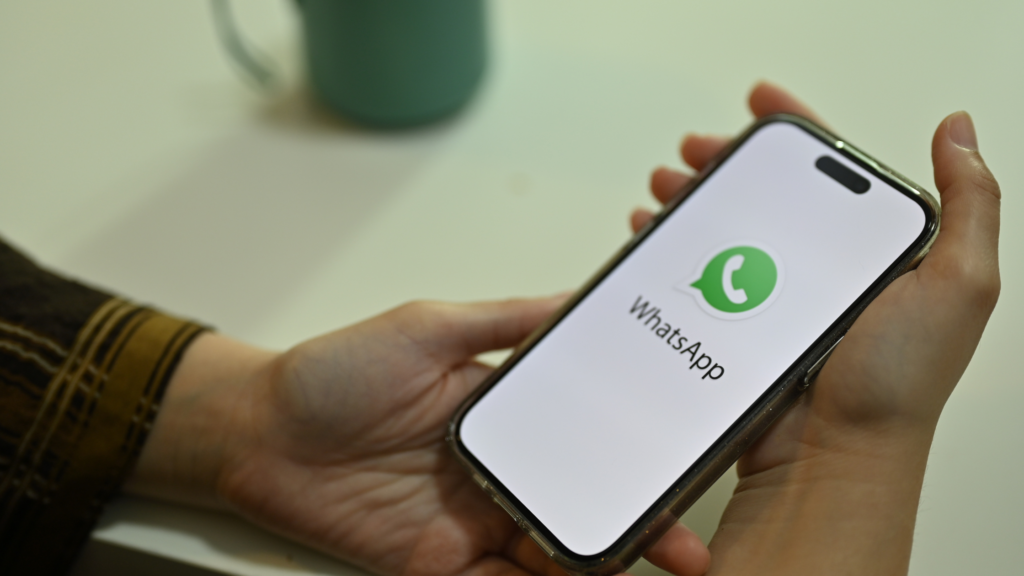 how to use two whatsapp on one phone